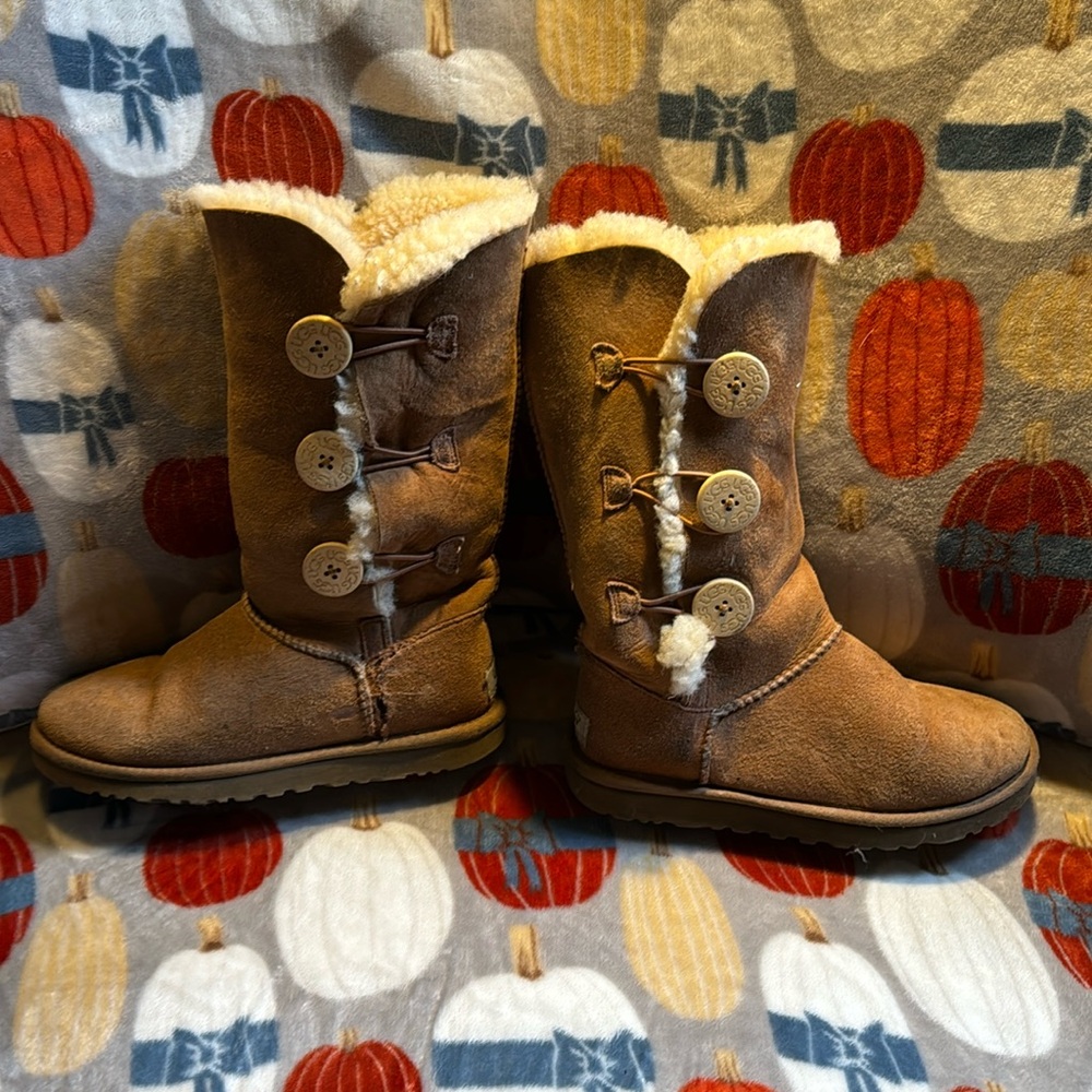 Woman triple button uggs